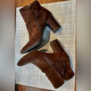 Born brown suede boots with tassel - size 8